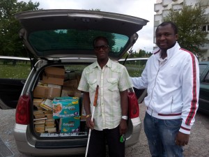 Bodja MBOUDO, président de "Village interactif" (à droite) et son ami kinésithérapeute lors du chargement des livres.