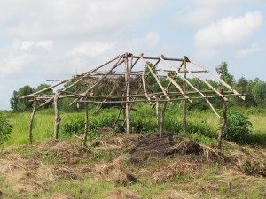 La cabane à outils après l'inondation: il ne reste plus que l'ossature. Tout a été emporté par des trombes d'eau!
